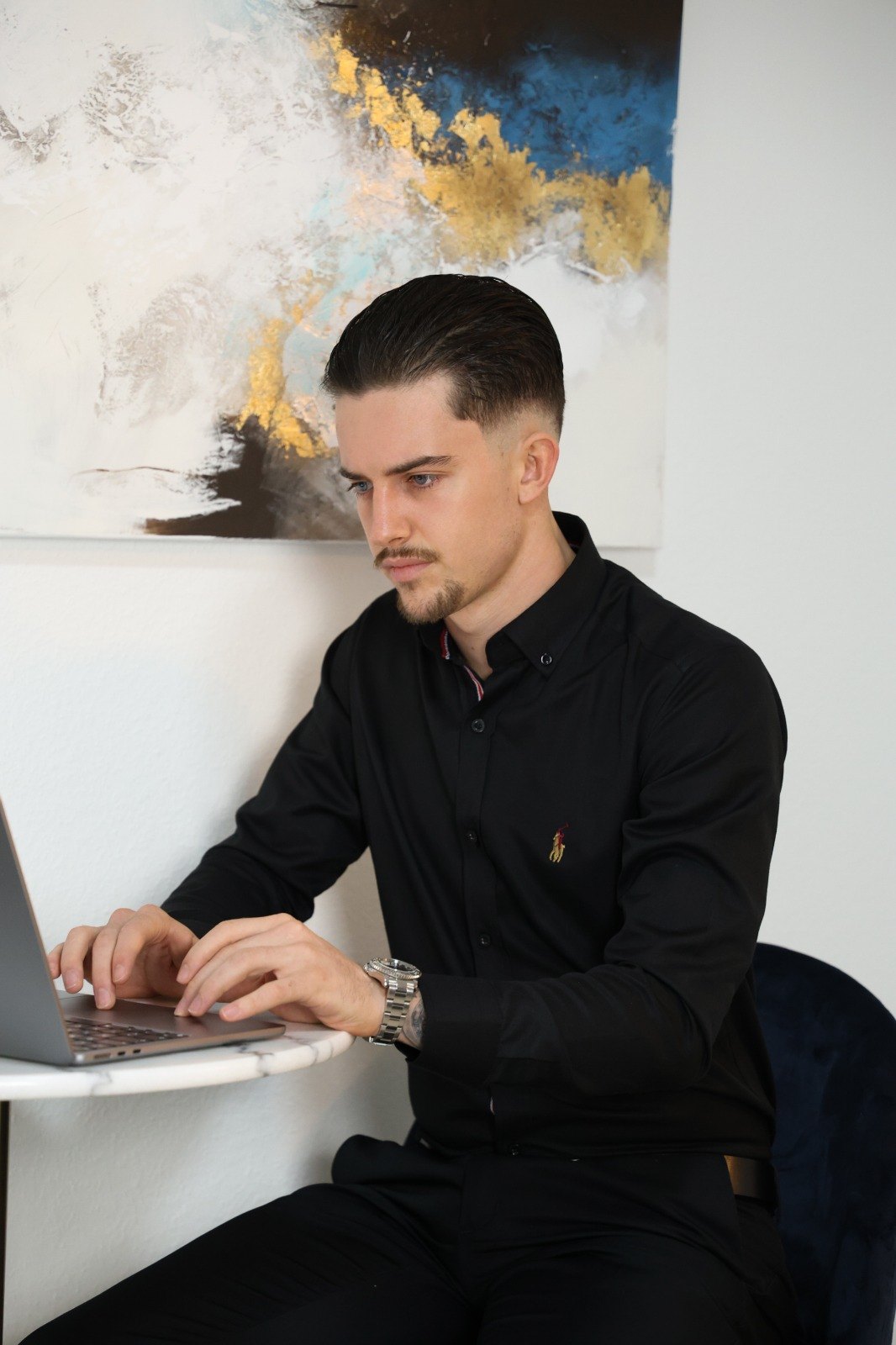 Julian Hofmann, Gründer von Lux Marketing, bei der Arbeit am Laptop